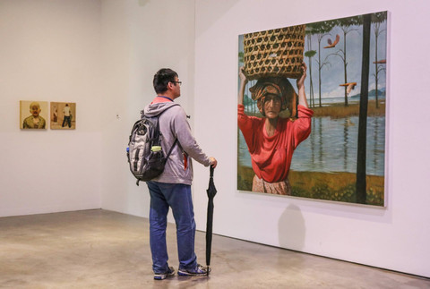 Seorang apresiator mencermati lukisan "Chronology #13" karya Mahdi Abdullah; yang dipamerkan di Mada Gallery, Monash University pada September, 2016.