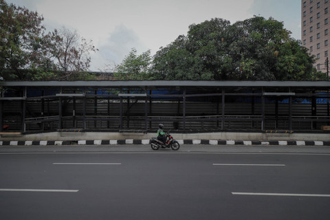 Pengendara ojek online melewati halte BNN 1 di Jalan MT Haryono, Cawang, Jakarta Timur, Senin (13/10/2025). Foto: Jamal Ramadhan/kumparan