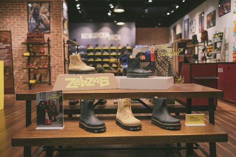 Dr. Martens Luncurkan Koleksi Baru dengan Zebzag Sole yang Super Nyaman. Foto: Dr. Martens