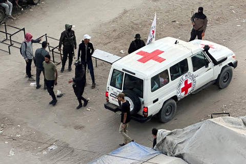 Kendaraan Palang Merah bergerak di sepanjang jalan menjelang pembebasan sandera yang ditawan Hamas di Khan Younis, Jalur Gaza, Senin (13/10/2025). Foto: Ramadan Abed/REUTERS