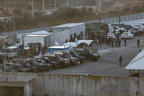Pemandangan umum penjara militer Israel Ofer jelang pembebasan sandera yang ditahan Israel di Tepi Barat, Senin (13/10/2025). Foto: Mohammed Torokman/REUTERS