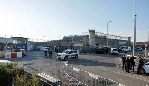 Pemandangan umum penjara militer Israel Ofer jelang pembebasan sandera yang ditahan Israel di Tepi Barat, Senin (13/10/2025). Foto: Ammar Awad/REUTERS