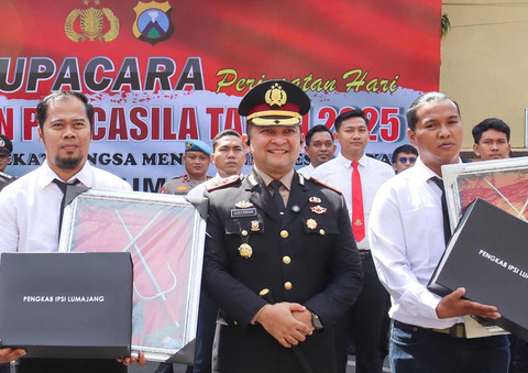 Kapolres Lumajang AKBP Alex Sandy Siregar (tengah). Dok: Humas Polri