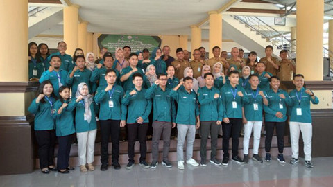 Foto bersama sivitas Institut Kesehatan dan Teknologi Graha Medika (IKTGM) Kota Kotamobagu bersama Bupati Bolaang Mongondow, Yusra Alhabsyi, dan jajaran Pemerintah Kabupaten Bolmong.