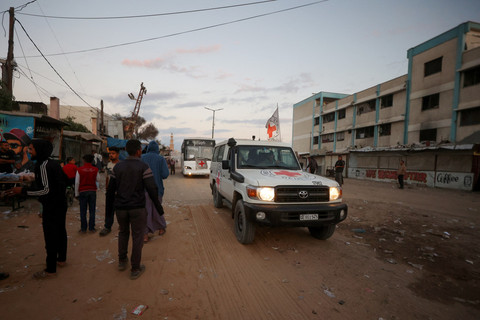 Kendaraan Palang Merah Internasional bergerak menuju lokasi pembebasan sandera Israel yang ditawan Hamas di Khan Younis, Jalur Gaza, Senin (13/10/2025). Foto: Omar AL-QATTAA / AFP
