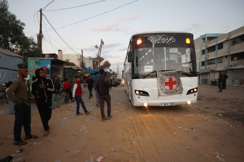 Kendaraan Palang Merah Internasional bergerak menuju lokasi pembebasan sandera Israel yang ditawan Hamas di Khan Younis, Jalur Gaza, Senin (13/10/2025). Foto: Omar AL-QATTAA / AFP