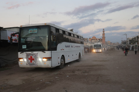 Kendaraan Palang Merah Internasional bergerak menuju lokasi pembebasan sandera Israel yang ditawan Hamas di Khan Younis, Jalur Gaza, Senin (13/10/2025). Foto: Omar AL-QATTAA / AFP