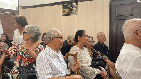Keluarga dari eks Mendikbudristek Nadiem Makarim hingga aktris Jajang C Noer dan penulis Goenawan Mohammad menghadiri sidang putusan praperadilan Nadiem Makrim di PN Jakarta Selatan, Senin (13/10/2025). Foto: Fadhil Pramudya/kumparan