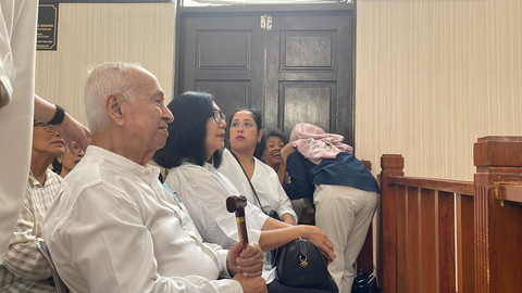 Keluarga dari eks Mendikbudristek Nadiem Makarim hingga aktris Jajang C Noer dan penulis Goenawan Mohammad menghadiri sidang putusan praperadilan Nadiem Makrim di PN Jakarta Selatan, Senin (13/10/2025). Foto: Fadhil Pramudya/kumparan