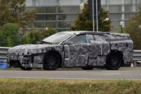 Mobil yang diduga merupakan mobil listrik  terbaru Ferrari. Foto: Dok. Carscoops