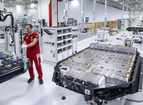 Proses perakitan baterai untuk mobil listrik Ferrari. Foto: Dok. Carscoops