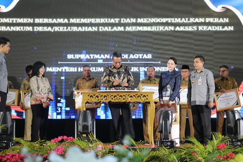 Menteri Hukum RI, Supratman Andi Agtas (tengah) saat meresmikan Pos Bantuan Hukum (Posbankum) seluruh desa dan kelurahan untuk 10 Kabupaten/Kota Maluku Utara, Senin (13/10). Foto: Dok. Istimewa