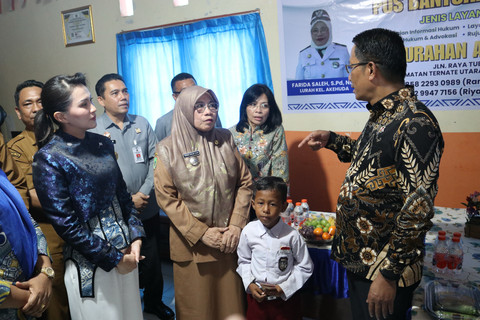 Menteri Hukum RI, Supratman Andi Agtas (kanan) bersama Gubernur Maluku Utara, Sherly Tjoanda (kedua dari kiri) dan Kepala Badan Pembinaan Hukum Nasional (BPHN), Min Usihen (kedua dari kanan) saat mendatangi Pos Bantuan Hukum (Posbankum) di Kelurahan Akehuda, Kecamatan Ternate Utara, Kota Ternate, Maluku Utara pada Senin (13/10). Foto: Dok. Istimewa