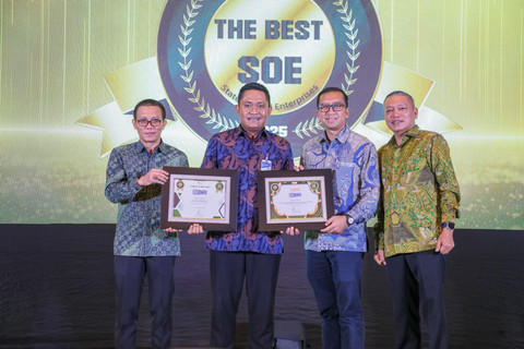 Direktur Commercial Banking BRI, Alexander Dippo Paris (kedua dari kiri) menerima penghargaan “Titanium Champion” dan “The Asianpost Best State-Owned Enterprise 2025” dalam ajang Indonesia Economic Summit 2025 di Shangri-La Hotel, Jakarta pada Kamis (2/10). Foto: Dok. BRI