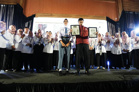 Menteri Sosial Saifullah Yusuf (Gus Ipul) hadiri dialog bersama siswa dan orang tua siswa Sekolah Rakyat di Pendopo Sumedang, Jawa Barat, Minggu (12/10/2025). Foto: Kemensos RI