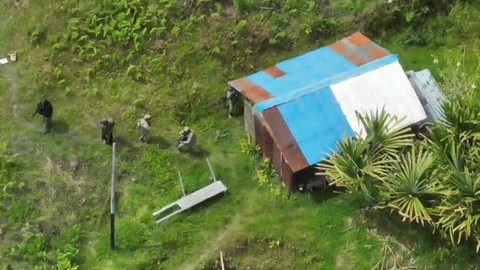 Rekaman drone Satgas Damai Cartenz saat terlibat baku tembak dengan KKB di Desa Sopamikma, Distrik Kiwirok, Kabupaten Pegunungan Bintang. Foto: Dok. Istimewa