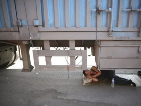Salah satu pengemudi yang tidur di jalanan akibat terjebak macet di Jalan Tol Beijing-Tibet di China. Foto: Dok. AP