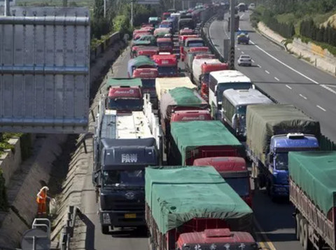 Truk pengangkut batu bara yang terjebak macet di Jalan Tol Beijing-Tibet di China. Foto: Dok. AP