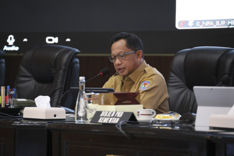 Mendagri Tito Karnavian buka rakor Pengendalian Inflasi Daerah secara hybrid dari kantor Kemendagri, Senin (13/10/2025). Foto: Kemendagri RI
