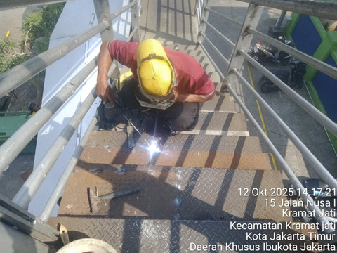Dinas Bina Marga memperbaiki JPO di kawasan Halte Kramat Jati, Jakarta Timur (12/10/2025). Foto: Dok. Humas Bina Marga
