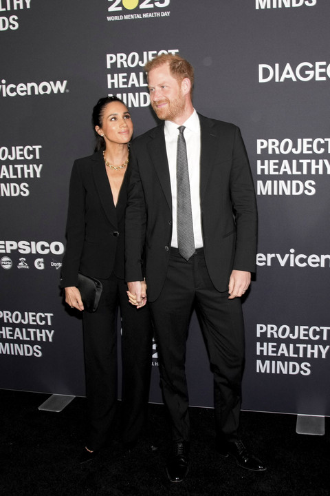 Pangeran Harry dan Meghan Markle dari Inggris, Duke dan Duchess of Sussex, menghadiri Gala Hari Kesehatan Mental Sedunia "Project Healthy Minds" di New York City, AS (9/10/2025). Foto: Eduardo Munoz/REUTERS