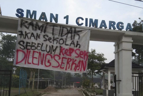 Spanduk protes siswa SMAN 1 Cimarga, Kabupaten Lebak, Banten. Foto: Dok. Istimewa