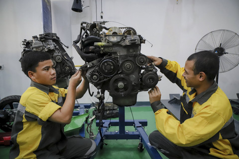 Pemuda binaan mengikuti pelatihan kerja bengkel otomotif di Panti Sosial Bina Remaja Taruna Jaya 1 (PSBR TJ 1), Tebet, Jakarta, Senin (13/10/2025). Foto: Jamal Ramadhan/kumparan