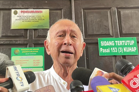 Orang tua dari eks Mendikbudristek Nadiem Makarim, Nono Anwar Makarim menanggapi gugatan praperadilan anaknya ditolak oleh PN Jakarta Selatan, Senin (13/10/2025). Foto: Fadhil Pramudya/kumparan