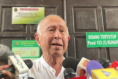 Orang tua dari eks Mendikbudristek Nadiem Makarim, Nono Anwar Makarim menanggapi gugatan praperadilan anaknya ditolak oleh PN Jakarta Selatan, Senin (13/10/2025). Foto: Fadhil Pramudya/kumparan