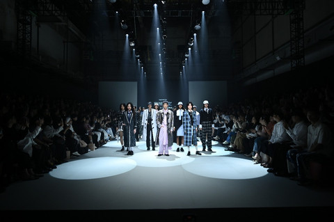 Koleksi Wilsen Willim dan Dear Me Beauty di Plaza Indonesia Fashion Week 2025 Day 2. Foto: Plaza Indonesia Fashion Week.
