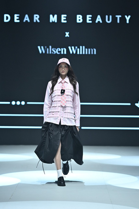 Koleksi Wilsen Willim dan Dear Me Beauty di Plaza Indonesia Fashion Week 2025 Day 2. Foto: Plaza Indonesia Fashion Week.