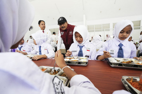 Menteri Sosial Saifullah Yusuf (Gus Ipul) meninjau Sekolah Rakyat Terpadu (SRT) 4 Sumedang di gedung BLK Kabupaten Sumedang, Jawa Barat, Senin (13/10/2025). Foto: Kemensos RI