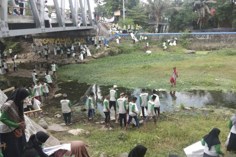 Santri di Bantul, DIY, membersihkan lingkungan Sungai Winongo dalam rangka memperingati Hari Santri Nasional 2019. Foto: Hery Sidik/ANTARA
