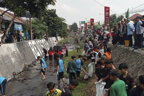 Aksi bersih sungai santri dan relawan lingkungan hidup di Sungai Belik, Kelurahan Wonokromo, Kabupaten Bantul, Yogyakarta, dalam rangkaian peringatan Hari Santri Nasional 2023. Foto: Hery Sidik/ANTARA