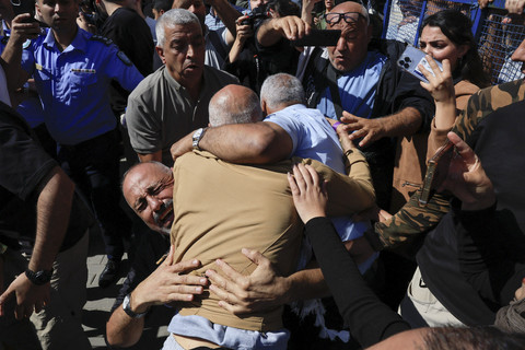 Seorang tahanan Palestina yang dibebaskan bertemu keluarganya setelah dibebaskan dari penjara Israel di Ramallah, Tepi Barat, Senin (13/10/2025). Foto: Mussa Qawasma/REUTERS