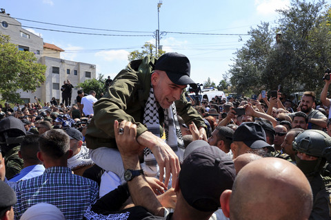 Seorang tahanan Palestina yang dibebaskan bereaksi setelah dibebaskan dari penjara Israel di Ramallah, Tepi Barat, Senin (13/10/2025). Foto: Mussa Qawasma/REUTERS