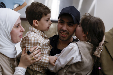 Sandera Guy Gilboa-Dalal yang dibebaskan dari penjara Israel di Ramallah, Tepi Barat, Senin (13/10/2025). Foto: Mohamad Torokman/REUTERS
