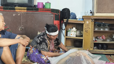 Suasana di kediaman keluarga DM (26), korban pembunuhan orang tak dikenal, Medan, Senin (13/10/2025). Foto: Amar Marpaung/kumparan