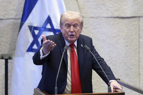 Presiden AS Donald Trump berpidato di hadapan Knesset, di tengah kesepakatan pertukaran tawanan-sandera dan gencatan senjata yang ditengahi AS antara Israel dan Hamas, di Yerusalem, Senin (13/10/2025). Foto: Evelyn Hockstein/REUTERS