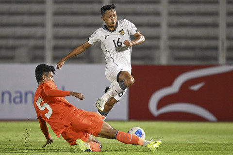 Pesepak bola Timnas Indonesia U-23 Dony Tri Pamungkas (kanan) berusaha melewati hadangan pesepak bola Timnas India U-23 Sumit Sharma (kiri) pada laga uji coba di Stadion Madya, Kompleks GBK, Jakarta, Senin (13/10/2025). Foto: Fauzan/ANTARA FOTO