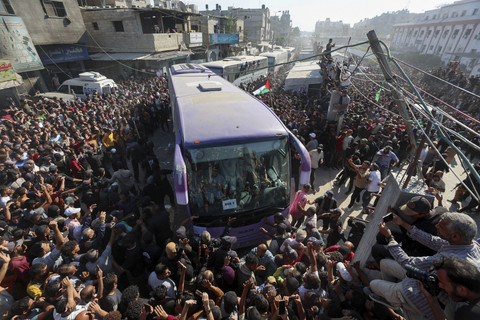 Orang-orang berkumpul di Rumah Sakit Nasser saat menyambut para tahanan Palestina yang dibebaskan oleh Israel di Khan Younis di Jalur Gaza selatan, Senin (13/10/2025). Foto: Ramadan Abed/REUTERS