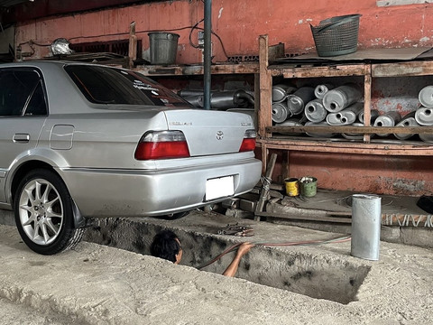Proses perbaikan tabung muffler knalpot di DJ Knalpot, Jl. Raya Sukahati, Cibinong, Kabupaten Bogor pada Senin (13/10/2025). Foto: Syahrul Ghiffari/kumparan