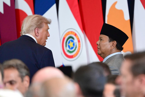 Presiden Amerika Donald Trump berbincang dengan Presiden Republik Indonesia Prabowo Subianto saat KTT Perdamaian Gaza yang digelar di Mesir Senin (13/10) waktu setempat. Foto: Muchlis Jr/Biro Pers Sekretariat Presiden
