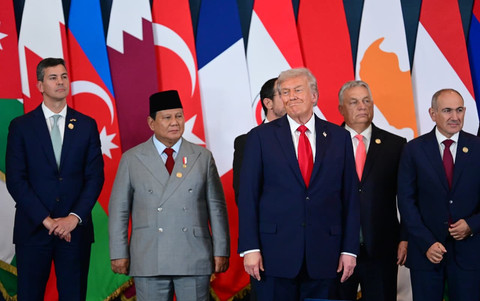 Presiden Amerika Donald Trump berjabat tangan dengan Presiden Republik Indonesia Prabowo Subianto saat KTT Perdamaian Gaza yang digelar di Mesir Senin (13/10) waktu setempat. Foto: Muchlis Jr/Biro Pers Sekretariat Presiden