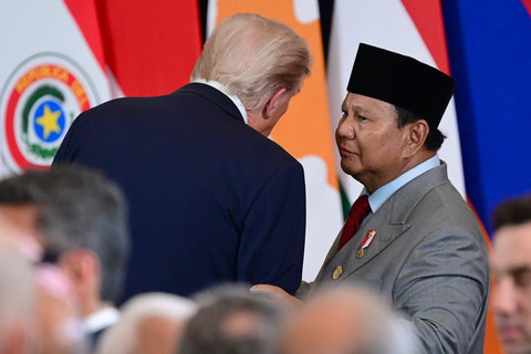 Presiden Amerika Donald Trump berbincang dengan Presiden Republik Indonesia Prabowo Subianto saat KTT Perdamaian Gaza yang digelar di Mesir Senin (13/10) waktu setempat. Foto: Muchlis Jr/Biro Pers Sekretariat Presiden