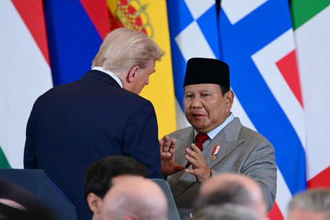Presiden Amerika Donald Trump berbincang dengan Presiden Republik Indonesia Prabowo Subianto saat KTT Perdamaian Gaza yang digelar di Mesir Senin (13/10) waktu setempat. Foto: Muchlis Jr/Biro Pers Sekretariat Presiden