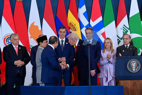 Presiden Amerika Serikat Donald Trump berjabat tangan dengan Presiden Republik Indonesia Prabowo Subianto saat KTT Perdamaian Gaza yang digelar di Mesir Senin (13/10) waktu setempat. Foto: Muchlis Jr/Biro Pers Sekretariat Presiden