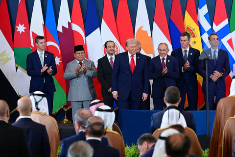 Presiden RI Prabowo Subianto dan Presiden AS Donald Trump saat KTT Perdamaian Gaza yang digelar di Mesir, Senin (13/10). Foto: Muchlis Jr/Biro Pers Sekretariat Presiden