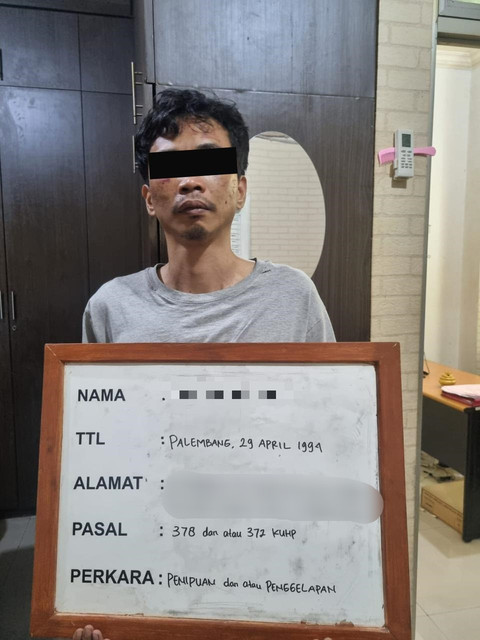 AR, pria di Jakarta Pusat yang mengaku staf anggota dewan dan bisa membantu memasukkan jadi anggota Polri. Foto: Dok. Istimewa