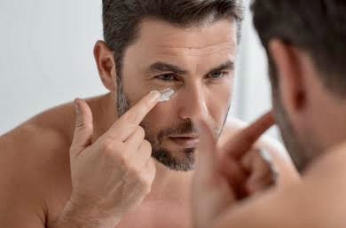 Pria Menggunakan Tabir Surya | Sumber : Shutterstock